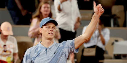 Sinner serve un... triplo ace. E sgomma a Wimbledon. Zverev lo celebra: "Meno male che non l’ho incontrato!"