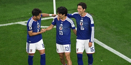 Kamada e Nakamura rispondono a Summerville e Van Dijk: il Giappone frena l'Olanda