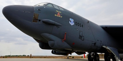 'B-52 precipitato poco dopo il decollo alla base di Edwards, in California'