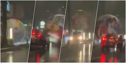 Mondiali, un pallone gigante invade le strade e si schianta contro un camion: cosa è successo