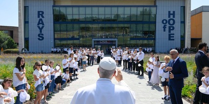 Il Papa, basta parole d'odio e bullismo, vogliamo la pace