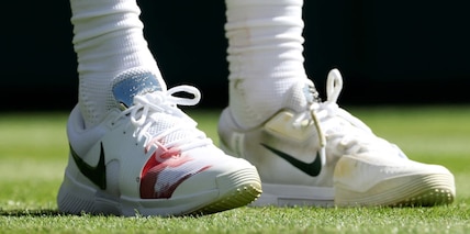 Sinner e la macchia di sangue sulla scarpa del piede destro: cosa è successo a Wimbledon