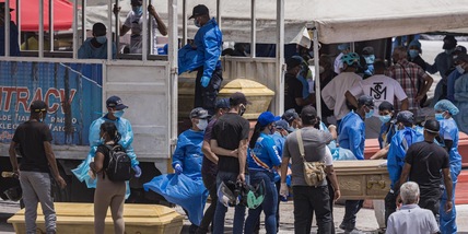 Centinaia di bare nell'obitorio a Los Silos di La Guaira