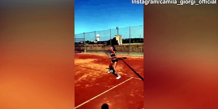 Camila Giorgi al lavoro sulla terra battuta