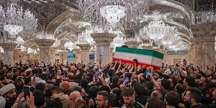 Media, la bara di Khamenei arrivata a Mashhad per la sepoltura