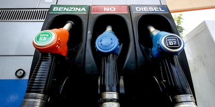 Continuano i rincari dei carburanti, benzina self a 1,877 euro, diesel a 1,985