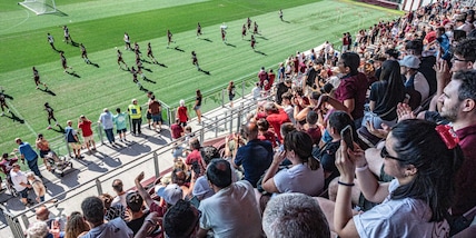 Torino, allenamento aperto al Filadelfia: tanti tifosi e applausi. Striscione contro Cairo