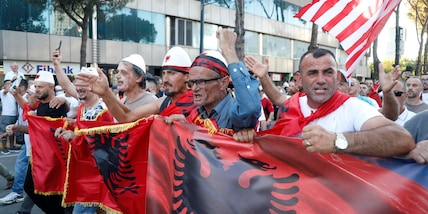 Migliaia di albanesi manifestano ancora contro il resort legato a Trump