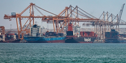 Emirati: missili iraniani contro due nostre petroliere a Hormuz, un morto e 8 feriti