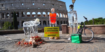 'Lavoratori di ghiaccio sciolti al sole', al Colosseo il flash mob di Greenpeace