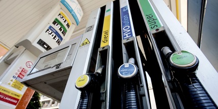 Salgono ancora i prezzi dei carburanti, benzina sopra 2 euro in autostrada