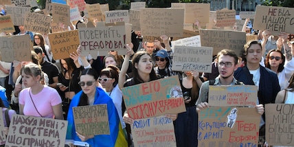 Migliaia in piazza a Kiev contro la rimozione del ministro della Difesa