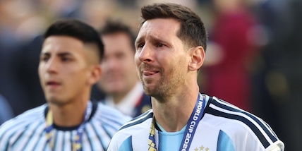 Messi, il Re è nudo: lacrime e uscita a testa bassa fanno il giro del mondo