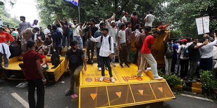 Migliaia di persone protestano nel centro di Nuova Delhi