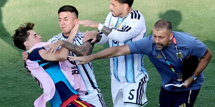 Mondiali: pugni, manate e Paredes espulso, Spagna-Argentina in finale é rissa