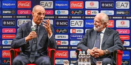 Allegri e lo staff tecnico presentati in ritiro ai tifosi del Napoli