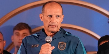 "Chi non salta è juventino", Allegri e la reazione al coro dei tifosi Napoli a Dimaro