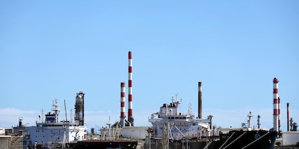 Il petrolio in netto calo, Brent sotto gli 87 dollari al barile