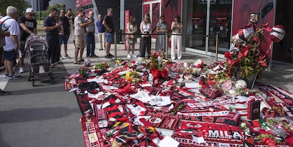 Baresi, affetto infinito dei tifosi: l'omaggio a Casa Milan tra lettere, sciarpe e magliette