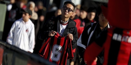 Milan, bagno di folla a Perth aspettando il derby. Il tifoso con la maglia di Baresi commuove tutti