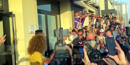Fiorentina, delirio in aeroporto per Mastantuono