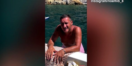 Totti, ferragosto con...un tuffo dalla barca