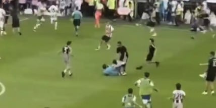 Gatti stavolta il tackle lo prende! E quello striscione per Spalletti...l'invasione dei tifosi Juve Gatti stavolta il tackle lo prende! E quello striscione per Spalletti...l'invasione dei tifosi Juve