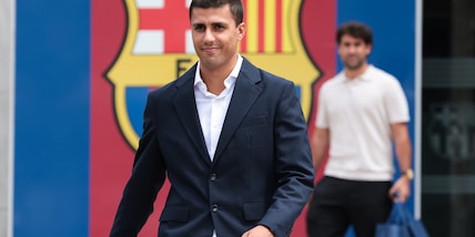 Rodri, inizia la nuova era al Barcellona: foto e autografi, tifosi in delirio