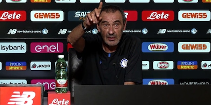 Sarri, che siparietto con le luci: "Possiamo abbassare l'intensità?"