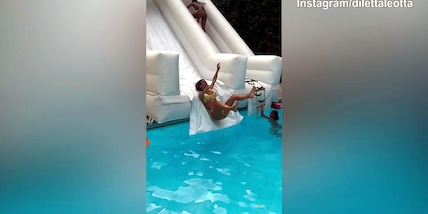 Diletta Leotta e Karius, tuffi in piscina dallo scivolo