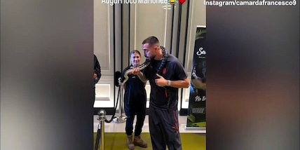 Milan, Gila festeggia il compleanno con un...serpente