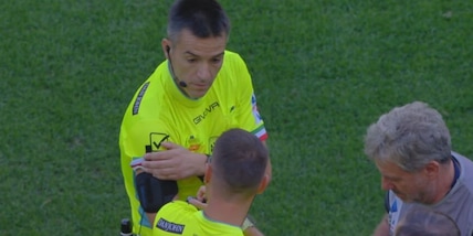 Genoa-Frosinone, al Ferraris si inizia in ritardo: il motivo. Poi assegnato il 1° rigore della Serie A