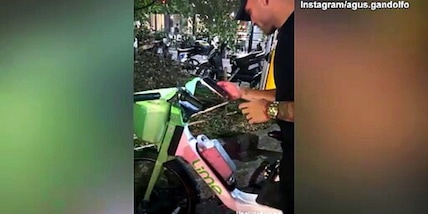 Agus e Lautaro, giro in bici per Milano