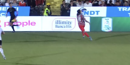 Licina show in Cesena-Cremonese: aggancio pazzesco, si procura fallo e giallo! E la Juve... osserva