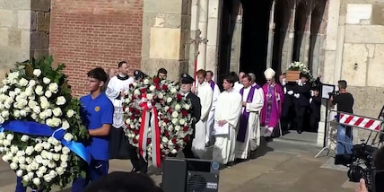 Sandro Mazzola, quanta commozione all'uscita del feretro