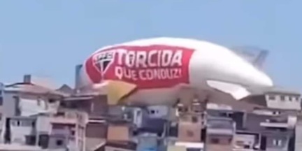 Paura a San Paolo: club noleggia un dirigibile ma si schianta contro le case Paura a San Paolo: club noleggia un dirigibile ma si schianta contro le case