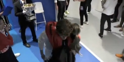 Sinner abbraccia la fidanzata di Zverev, lui lo esalta: "Mi ricorda molto..." Sinner abbraccia la fidanzata di Zverev, lui lo esalta: "Mi ricorda molto..."