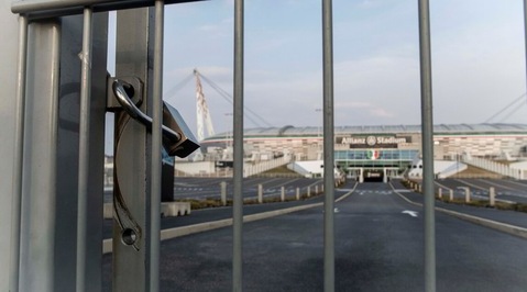 Juve-Milan rinviata, poi solo porte chiuse