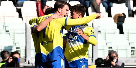 Dybala e Vlahovic in gol, la Juve batte la Salernitana e si porta a -1 dall'Inter