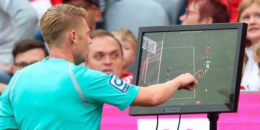 Telecamere dedicate, dialoghi in diretta e chiarezza: o il Var migliora o peggiora il calcio