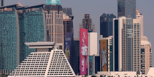 Qatar 2022: loro giocano, noi paghiamo