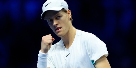 Sinner brilla all’esordio delle Nitto ATP Finals: Tsitsipas ko in due set