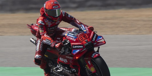 Marquez vola sulla Rossa. Una spallata al Mondiale