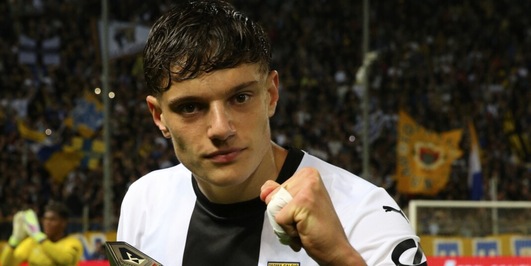 Ha ridicolizzato Vlahovic, la Juve lo sogna per il futuro: tutto su Leoni