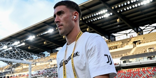 Vlahovic rifiuta tutto e blocca la Juve: resta solo Allegri, no anche a Mourinho!