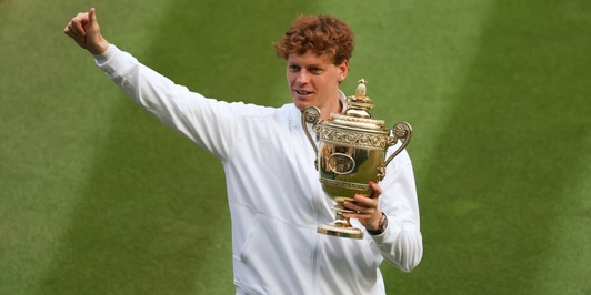 “Sinner in campo pare nudo”, “Mi ha preso a calci in c…”: tutti ai piedi di Jannik