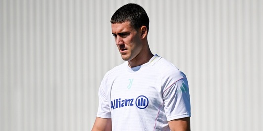 Vlahovic-Juve, rette parallele che campo e gol possono deviare. Anche se Marotta...