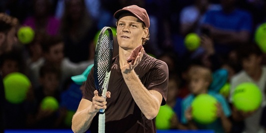 Ineguagliabile Sinner: tutti provano a imitarlo ma Jannik è unico. E la frase sul servizio dice tutto