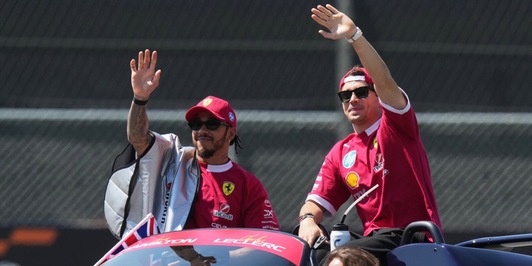 Hamilton e Leclerc, un podio per due: sarebbe la prima volta con la Ferrari, quanti punti in ballo