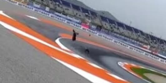 Bruttissimo incidente a Valencia: la moto vola a metri di altezza